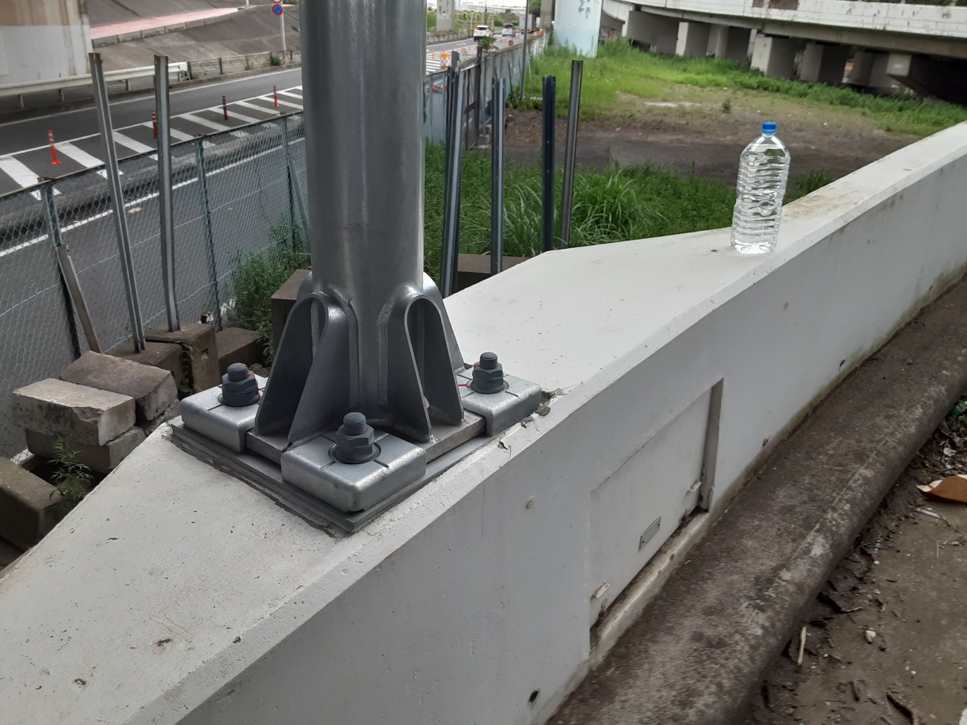 照明柱脚部制振装置